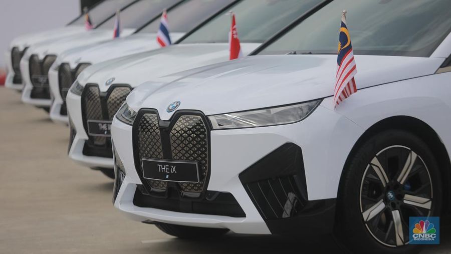 Serah terima 13 unit mobil listrik iX dukung KTT ASEAN Labuan Bajo. (CNBC Indonesia/Muhamad Sabki)