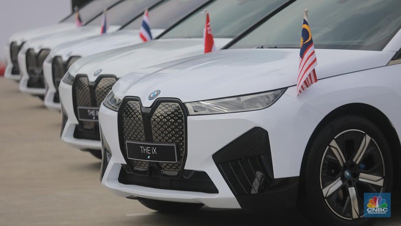 Serah terima 13 unit mobil listrik iX dukung KTT ASEAN Labuan Bajo. (CNBC Indonesia/Muhamad Sabki)