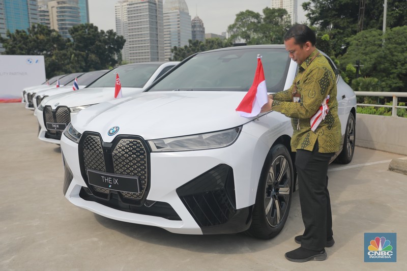 Serah terima 13 unit mobil listrik iX dukung KTT ASEAN Labuan Bajo. (CNBC Indonesia/Muhamad Sabki)