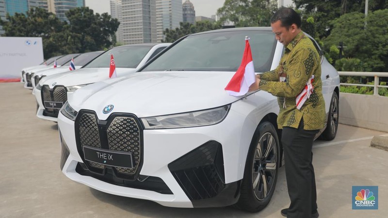 Serah terima 13 unit mobil listrik iX dukung KTT ASEAN Labuan Bajo. (CNBC Indonesia/Muhamad Sabki)