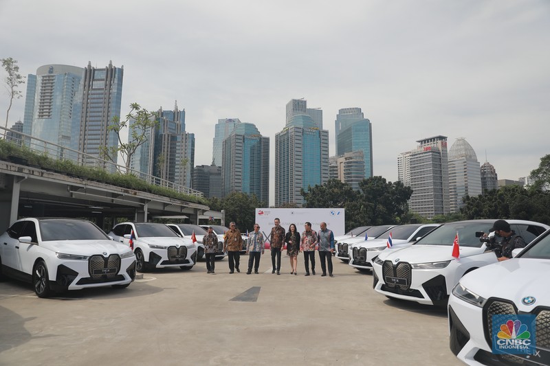 Serah terima 13 unit mobil listrik iX dukung KTT ASEAN Labuan Bajo. (CNBC Indonesia/Muhamad Sabki)