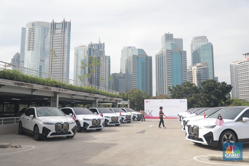 Serah terima 13 unit mobil listrik iX dukung KTT ASEAN Labuan Bajo. (CNBC Indonesia/Muhamad Sabki)