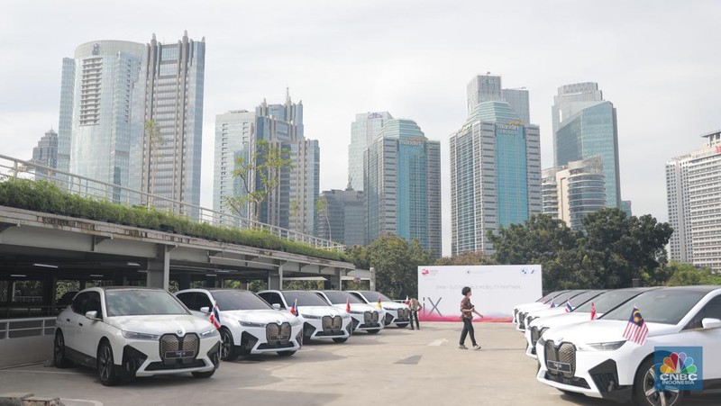 Serah terima 13 unit mobil listrik iX dukung KTT ASEAN Labuan Bajo. (CNBC Indonesia/Muhamad Sabki)