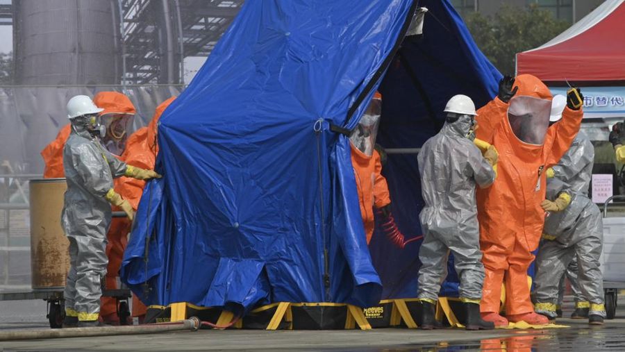 Tim penyelamat menggeledah bangunan tiruan yang runtuh selama latihan sipil sambil meniru serangan Tiongkok di Taichung pada 13 April 2023. - Lebih dari 1.000 orang ikut serta dalam latihan yang diselenggarakan oleh pemerintah Taichung. (SAM YEH/AFP via Getty Images)