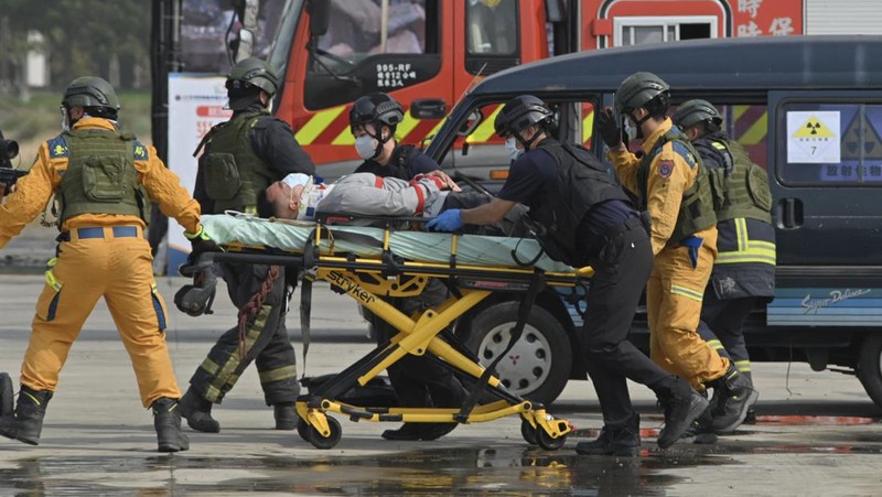 Tim penyelamat menggeledah bangunan tiruan yang runtuh selama latihan sipil sambil meniru serangan Tiongkok di Taichung pada 13 April 2023. - Lebih dari 1.000 orang ikut serta dalam latihan yang diselenggarakan oleh pemerintah Taichung. (SAM YEH/AFP via Getty Images)