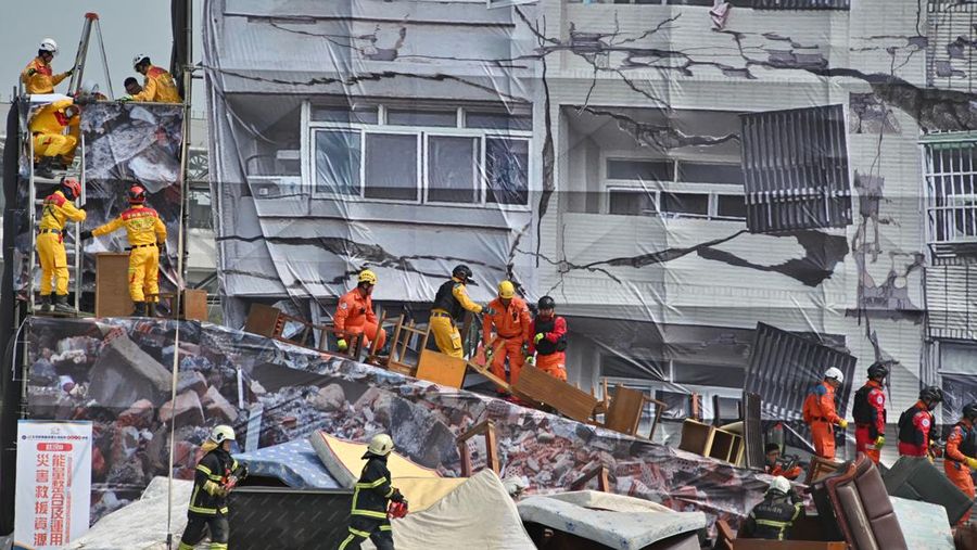 Tim penyelamat menggeledah bangunan tiruan yang runtuh selama latihan sipil sambil meniru serangan Tiongkok di Taichung pada 13 April 2023. - Lebih dari 1.000 orang ikut serta dalam latihan yang diselenggarakan oleh pemerintah Taichung. (SAM YEH/AFP via Getty Images)