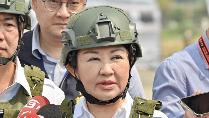 Tim penyelamat menggeledah bangunan tiruan yang runtuh selama latihan sipil sambil meniru serangan Tiongkok di Taichung pada 13 April 2023. - Lebih dari 1.000 orang ikut serta dalam latihan yang diselenggarakan oleh pemerintah Taichung. (SAM YEH/AFP via Getty Images)