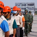 Warga sipil dan tentara berdiri selama latihan tahunan pertahanan sipil Minan, yang tahun ini berfokus pada tanggapan dari berbagai lembaga dan kelompok sukarelawan jika diserang oleh China, di Taichung, Taiwan, 13 April 2023. (REUTERS/Ann Wang)