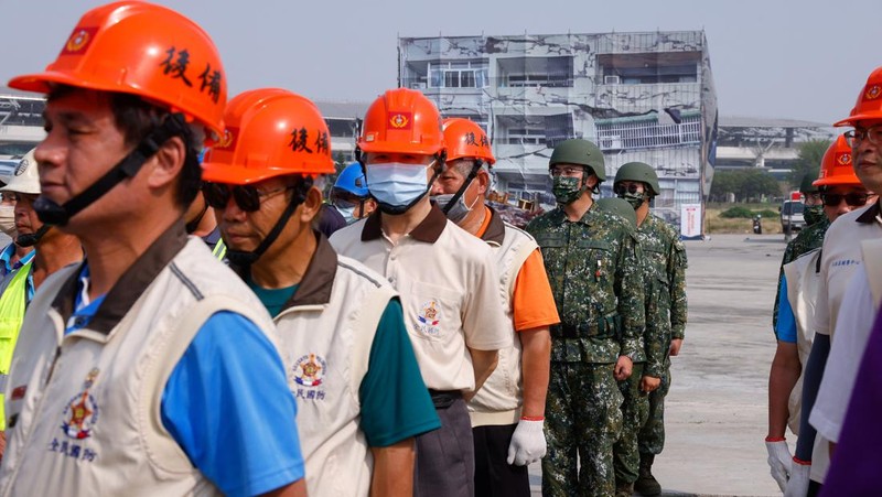 Tim penyelamat menggeledah bangunan tiruan yang runtuh selama latihan sipil sambil meniru serangan Tiongkok di Taichung pada 13 April 2023. - Lebih dari 1.000 orang ikut serta dalam latihan yang diselenggarakan oleh pemerintah Taichung. (SAM YEH/AFP via Getty Images)