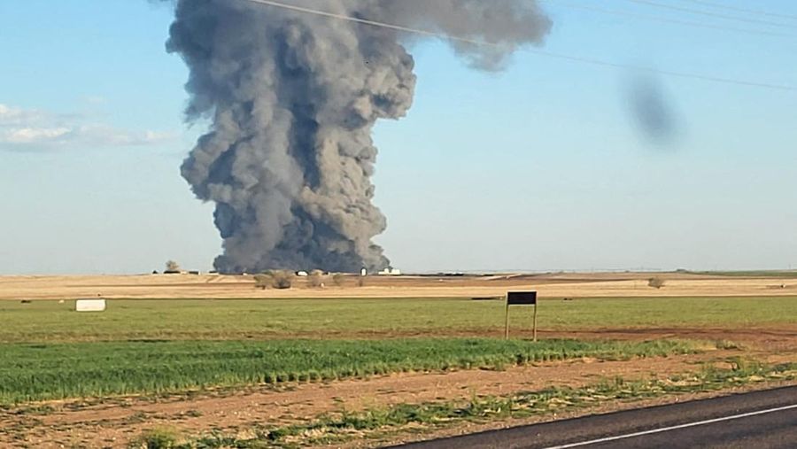 Asap mengepul di Southfork Dairy Farms, setelah terjadi ledakan dan kebakaran yang menewaskan sekitar 18.000 ekor sapi, di dekat Dimmitt, Texas, AS, 11 April 2023, dalam gambar ini diperoleh dari media sosial. (Castro County Emergency Management/Local News X/TMX/via REUTERS)