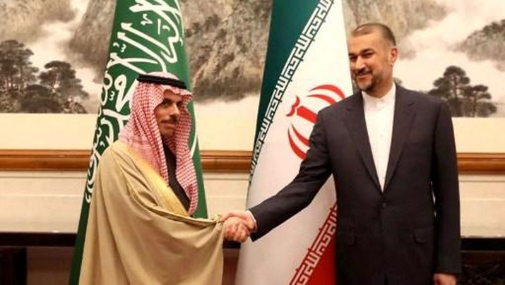 This handout picture provided by the Iranian foreign ministry shows Iran's Foreign Minister Hossein Amir-Abdollahian (R) and Saudi Foreign Affairs Minister Prince Faisal bin Farhan (L) meeting in Beijing on April 6, 2023. - The foreign ministers of Middle East rivals Iran and Saudi Arabia met in Beijing, paving the way for normalised ties under a surprise China-brokered deal. (Photo by Iranian Foreign Ministry / AFP) / === RESTRICTED TO EDITORIAL USE - MANDATORY CREDIT 