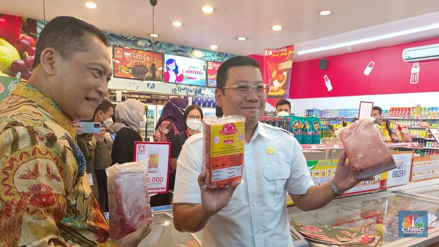 Direktur Utama Perum Bulog Budi Waseso alias Buwas dan Kepala Badan Pangan Nasional (Bapanas) Arief Prasetyo Adi melakukan pengecekan operasi pasar daging kerbau beku di ritel modern Alfamidi Super Bangka Raya, Jakarta Selatan, Jumat (14/4/2023). (CNBC Indonesia/Martyasari Rizky)