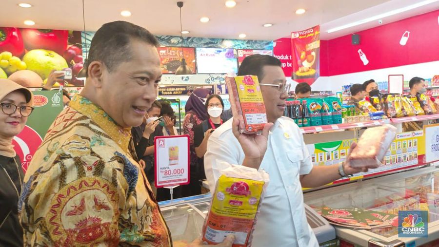 Direktur Utama Perum Bulog Budi Waseso alias Buwas dan Kepala Badan Pangan Nasional (Bapanas) Arief Prasetyo Adi melakukan pengecekan operasi pasar daging kerbau beku di ritel modern Alfamidi Super Bangka Raya, Jakarta Selatan, Jumat (14/4/2023). (CNBC Indonesia/Martyasari Rizky)