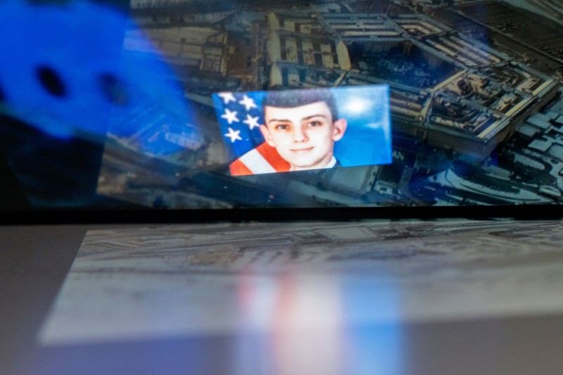 Ilustrasi foto yang dibuat pada 13 April 2023 ini menunjukkan tersangka, penjaga nasional Jack Teixeira, tercermin dalam gambar Pentagon di Washington, DC. Ilustrasi foto yang dibuat pada 13 April 2023 ini menunjukkan tersangka, penjaga nasional Jack Teixeira, tercermin dalam gambar Pentagon di Washington, DC. - Agen FBI pada hari Kamis menangkap seorang penjaga nasional muda yang dicurigai berada di balik pembocoran besar-besaran rahasia pemerintah AS yang sensitif - termasuk tentang perang Ukraina. Jaksa Agung AS Merrick Garland mengumumkan penangkapan yang dilakukan