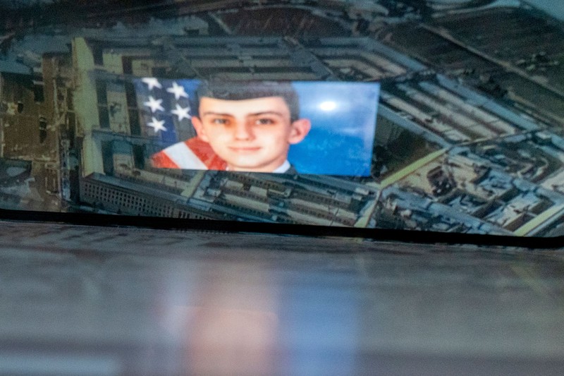 Ilustrasi foto yang dibuat pada 13 April 2023 ini menunjukkan tersangka, penjaga nasional Jack Teixeira, tercermin dalam gambar Pentagon di Washington, DC. Ilustrasi foto yang dibuat pada 13 April 2023 ini menunjukkan tersangka, penjaga nasional Jack Teixeira, tercermin dalam gambar Pentagon di Washington, DC. - Agen FBI pada hari Kamis menangkap seorang penjaga nasional muda yang dicurigai berada di balik pembocoran besar-besaran rahasia pemerintah AS yang sensitif - termasuk tentang perang Ukraina. Jaksa Agung AS Merrick Garland mengumumkan penangkapan yang dilakukan