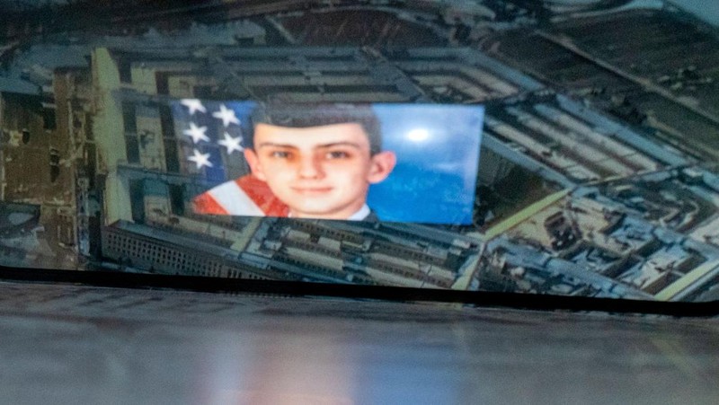 Ilustrasi foto yang dibuat pada 13 April 2023 ini menunjukkan tersangka, penjaga nasional Jack Teixeira, tercermin dalam gambar Pentagon di Washington, DC. - Agen FBI pada hari Kamis menangkap seorang penjaga nasional muda yang dicurigai berada di balik pembocoran besar-besaran rahasia pemerintah AS yang sensitif - termasuk tentang perang Ukraina. Jaksa Agung AS Merrick Garland mengumumkan penangkapan yang dilakukan 