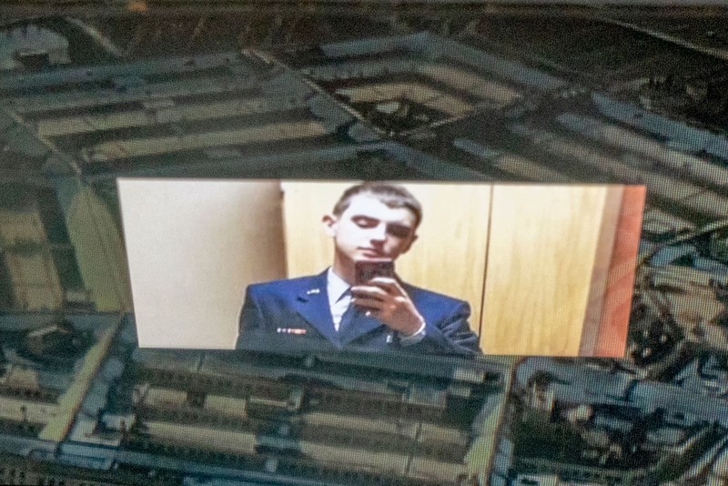 Ilustrasi foto yang dibuat pada 13 April 2023 ini menunjukkan tersangka, penjaga nasional Jack Teixeira, tercermin dalam gambar Pentagon di Washington, DC. Ilustrasi foto yang dibuat pada 13 April 2023 ini menunjukkan tersangka, penjaga nasional Jack Teixeira, tercermin dalam gambar Pentagon di Washington, DC. - Agen FBI pada hari Kamis menangkap seorang penjaga nasional muda yang dicurigai berada di balik pembocoran besar-besaran rahasia pemerintah AS yang sensitif - termasuk tentang perang Ukraina. Jaksa Agung AS Merrick Garland mengumumkan penangkapan yang dilakukan