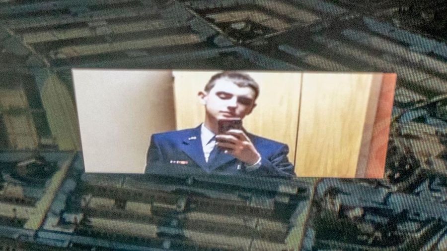 Ilustrasi foto yang dibuat pada 13 April 2023 ini menunjukkan tersangka, penjaga nasional Jack Teixeira, tercermin dalam gambar Pentagon di Washington, DC. - Agen FBI pada hari Kamis menangkap seorang penjaga nasional muda yang dicurigai berada di balik pembocoran besar-besaran rahasia pemerintah AS yang sensitif - termasuk tentang perang Ukraina. Jaksa Agung AS Merrick Garland mengumumkan penangkapan yang dilakukan 