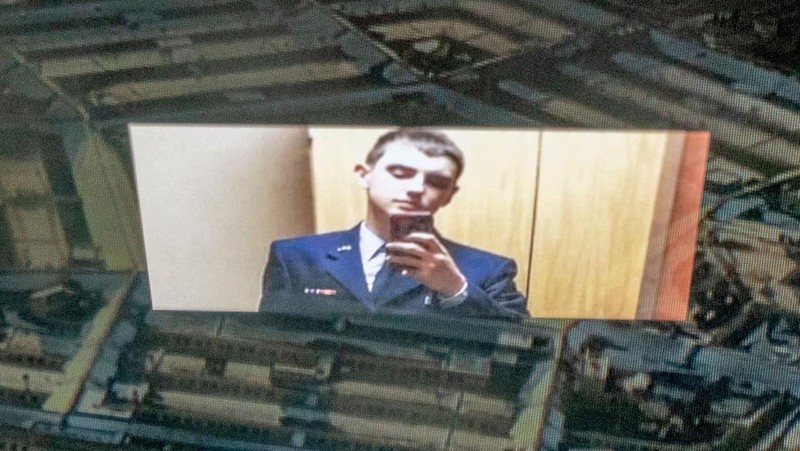Ilustrasi foto yang dibuat pada 13 April 2023 ini menunjukkan tersangka, penjaga nasional Jack Teixeira, tercermin dalam gambar Pentagon di Washington, DC. - Agen FBI pada hari Kamis menangkap seorang penjaga nasional muda yang dicurigai berada di balik pembocoran besar-besaran rahasia pemerintah AS yang sensitif - termasuk tentang perang Ukraina. Jaksa Agung AS Merrick Garland mengumumkan penangkapan yang dilakukan 