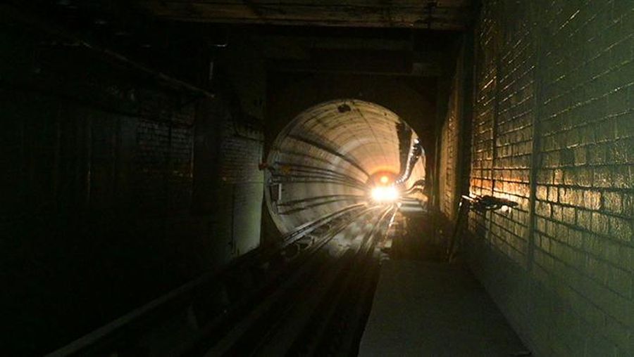Jalur kereta metro Kolkata melewati terowongan bawah Sungai Hooghly di timur laut kota, dengan terowongan 32 meter (105 kaki) di bawah air. (Dok. indianrailways)