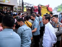 Jokowi dan Jan Ethes Bagi-Bagi THR ke Pedagang, Berapa?
