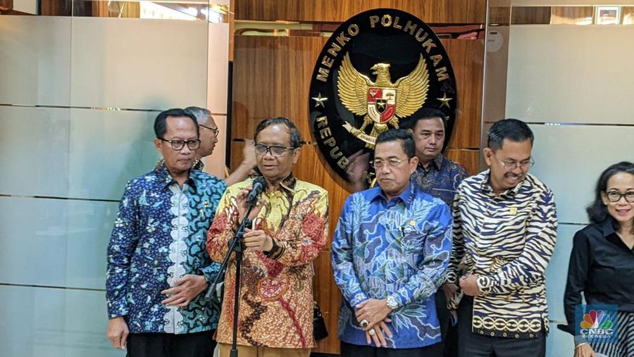 Konferensi pers Menko Polhukam Mahfud MD soal RUU Perampasan Aset di kantornya. (CNBC Indonesia/Emir Yanwardhana)