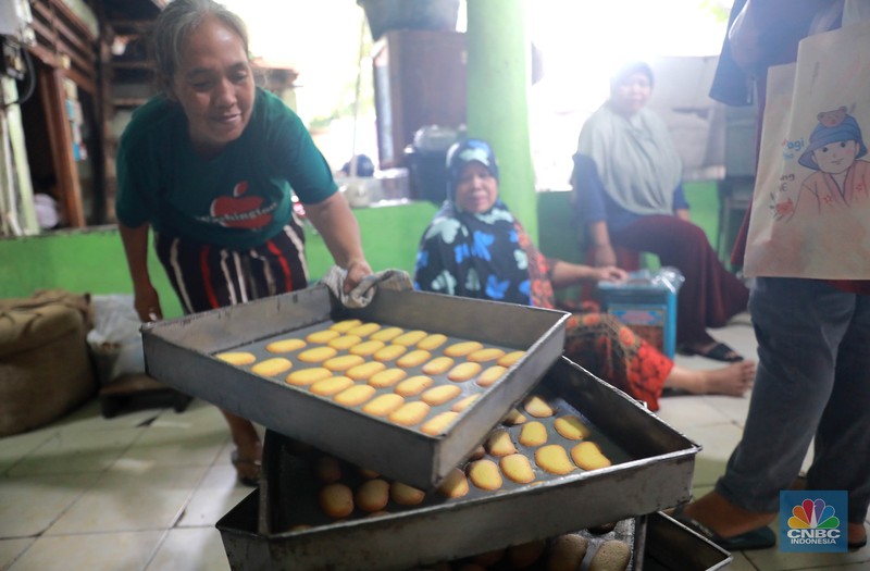 Pekerja menyelesaikan pembuatan kue kering di kawasan Kwitang, Jakarta, Jumat, (14/4/2023). Jelang lebaran idul Fitri banyak dimanfaatkan oleh sebagian warga untuk meraup rezeki, salah satunya dengan berjualan kue kering. (CNBC Indonesia/Muhammad Sabki)