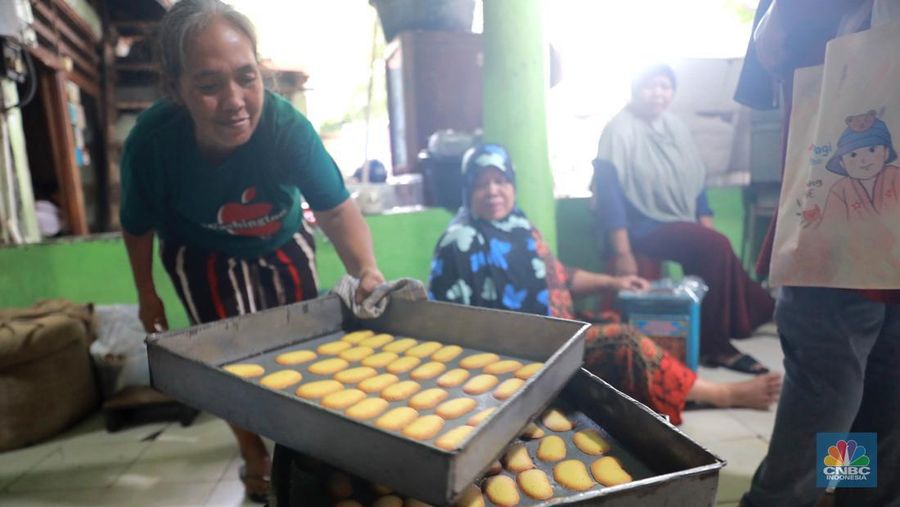 Pekerja menyelesaikan pembuatan kue kering di kawasan Kwitang, Jakarta, Jumat, (14/4/2023). Jelang lebaran idul Fitri banyak dimanfaatkan oleh sebagian warga untuk meraup rezeki, salah satunya dengan berjualan kue kering. (CNBC Indonesia/Muhammad Sabki)