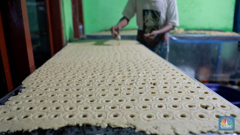 Pekerja menyelesaikan pembuatan kue kering di kawasan Kwitang, Jakarta, Jumat, (14/4/2023). Jelang lebaran idul Fitri banyak dimanfaatkan oleh sebagian warga untuk meraup rezeki, salah satunya dengan berjualan kue kering. Pekerja menyelesaikan pembuatan kue kering di kawasan Kwitang, Jakarta, Jumat, (14/4/2023). Jelang lebaran idul Fitri banyak dimanfaatkan oleh sebagian warga untuk meraup rezeki, salah satunya dengan berjualan kue kering. (CNBC Indonesia/Muhammad Sabki)
