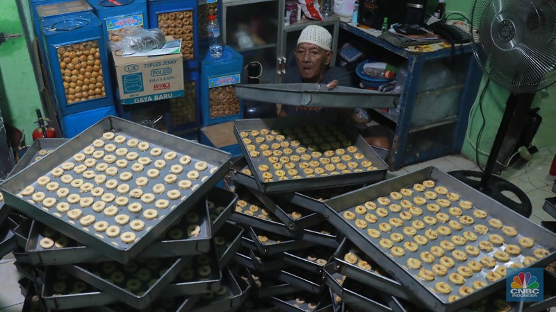 Pekerja menyelesaikan pembuatan kue kering di kawasan Kwitang, Jakarta, Jumat, (14/4/2023). Jelang lebaran idul Fitri banyak dimanfaatkan oleh sebagian warga untuk meraup rezeki, salah satunya dengan berjualan kue kering. Pekerja menyelesaikan pembuatan kue kering di kawasan Kwitang, Jakarta, Jumat, (14/4/2023). Jelang lebaran idul Fitri banyak dimanfaatkan oleh sebagian warga untuk meraup rezeki, salah satunya dengan berjualan kue kering. (CNBC Indonesia/Muhammad Sabki)