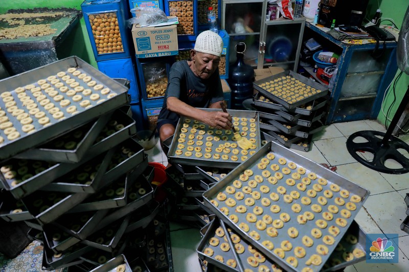 Pekerja menyelesaikan pembuatan kue kering di kawasan Kwitang, Jakarta, Jumat, (14/4/2023). Jelang lebaran idul Fitri banyak dimanfaatkan oleh sebagian warga untuk meraup rezeki, salah satunya dengan berjualan kue kering. (CNBC Indonesia/Muhammad Sabki)