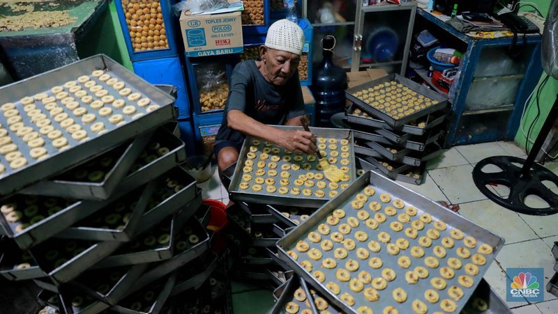 Pekerja menyelesaikan pembuatan kue kering di kawasan Kwitang, Jakarta, Jumat, (14/4/2023). Jelang lebaran idul Fitri banyak dimanfaatkan oleh sebagian warga untuk meraup rezeki, salah satunya dengan berjualan kue kering. (CNBC Indonesia/Muhammad Sabki)