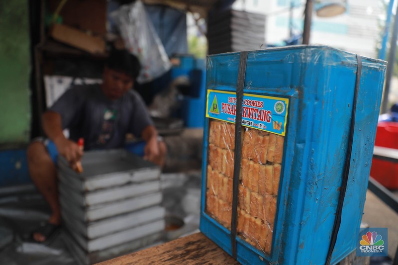 Pekerja menyelesaikan pembuatan kue kering di kawasan Kwitang, Jakarta, Jumat, (14/4/2023). Jelang lebaran idul Fitri banyak dimanfaatkan oleh sebagian warga untuk meraup rezeki, salah satunya dengan berjualan kue kering. Pekerja menyelesaikan pembuatan kue kering di kawasan Kwitang, Jakarta, Jumat, (14/4/2023). Jelang lebaran idul Fitri banyak dimanfaatkan oleh sebagian warga untuk meraup rezeki, salah satunya dengan berjualan kue kering. (CNBC Indonesia/Muhammad Sabki)