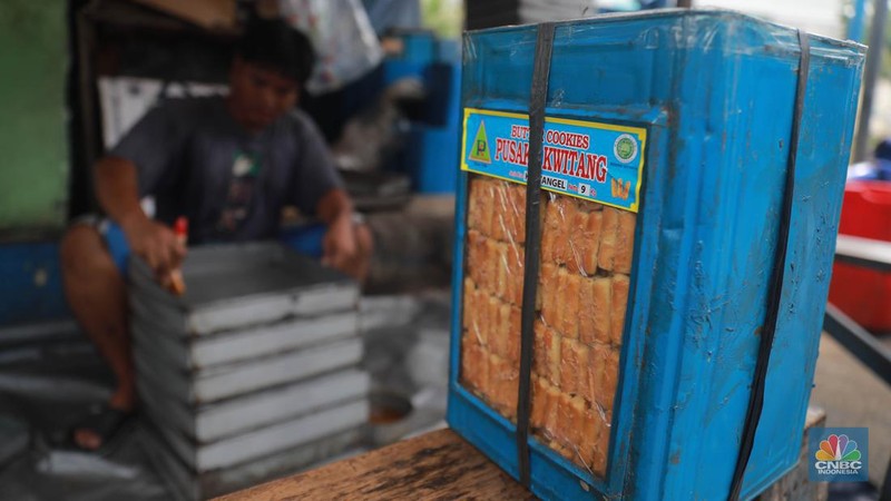 Pekerja menyelesaikan pembuatan kue kering di kawasan Kwitang, Jakarta, Jumat, (14/4/2023). Jelang lebaran idul Fitri banyak dimanfaatkan oleh sebagian warga untuk meraup rezeki, salah satunya dengan berjualan kue kering. (CNBC Indonesia/Muhammad Sabki)