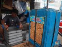 Jelang Lebaran, Intip Produksi Rumahan Kue Kering di Kwitang