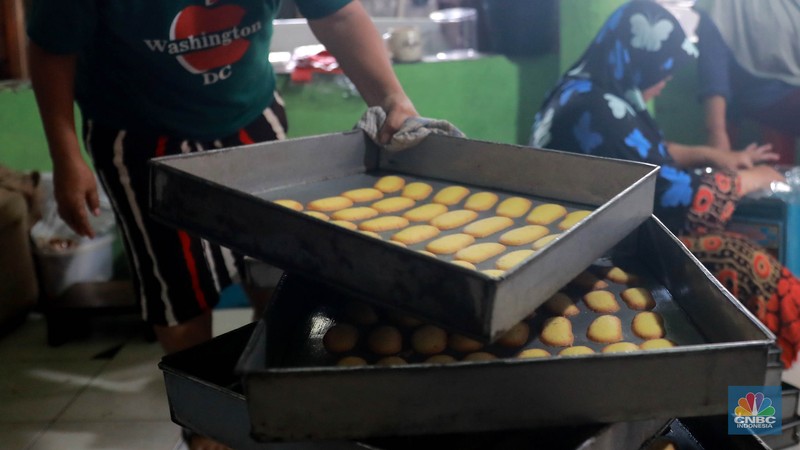 Pekerja menyelesaikan pembuatan kue kering di kawasan Kwitang, Jakarta, Jumat, (14/4/2023). Jelang lebaran idul Fitri banyak dimanfaatkan oleh sebagian warga untuk meraup rezeki, salah satunya dengan berjualan kue kering. (CNBC Indonesia/Muhammad Sabki)