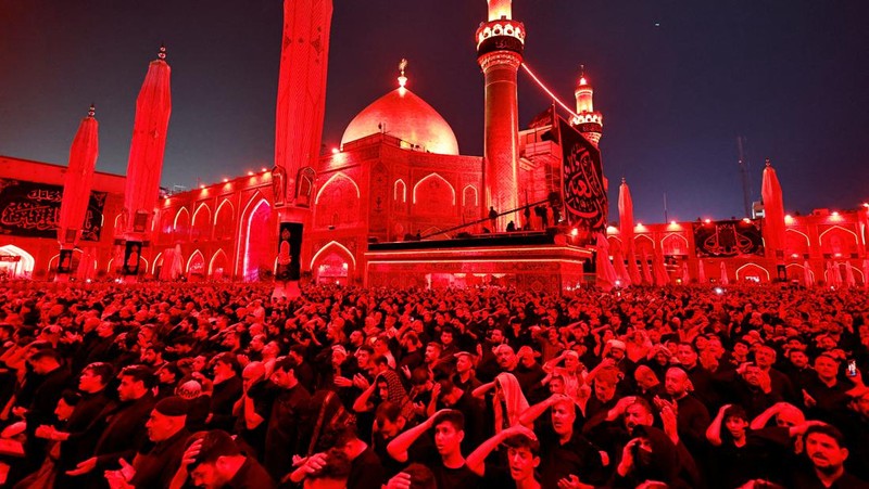 General view of muslims performing evening prayers at the Grand Mosque during the holy month of Ramadan, in the holy city of Mecca, Saudi Arabia, April 11, 2023. Saudi Press Agency/Handout via REUTERS ATTENTION EDITORS - THIS PICTURE WAS PROVIDED BY A THIRD PARTY