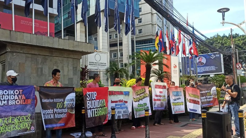 Sebanyak 50 peternak ayam yang tergabung dalam Komunitas Peternak Unggas Nasional (KPUN) menggelar aksi demo hari ini Jumat (14/4/2023) di depan gedung Kementerian Perdagangan. (Dok. Alvino Antonio/ Komunitas Peternak Unggas Nasional)