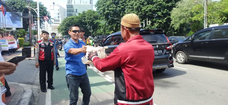 Sebanyak 50 peternak ayam yang tergabung dalam Komunitas Peternak Unggas Nasional (KPUN) menggelar aksi demo hari ini Jumat (14/4/2023) di depan gedung Kementerian Perdagangan. Sebanyak 50 peternak ayam yang tergabung dalam Komunitas Peternak Unggas Nasional (KPUN) menggelar aksi demo hari ini Jumat (14/4/2023) di depan gedung Kementerian Perdagangan. (Dok. Alvino Antonio/ Komunitas Peternak Unggas Nasional)