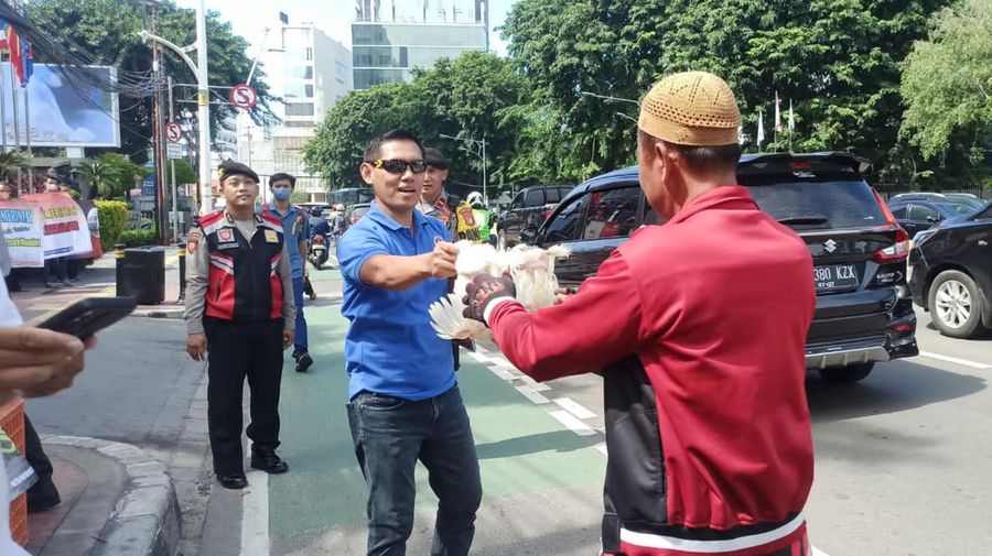 Sebanyak 50 peternak ayam yang tergabung dalam Komunitas Peternak Unggas Nasional (KPUN) menggelar aksi demo hari ini Jumat (14/4/2023) di depan gedung Kementerian Perdagangan. (Dok. Alvino Antonio/ Komunitas Peternak Unggas Nasional)