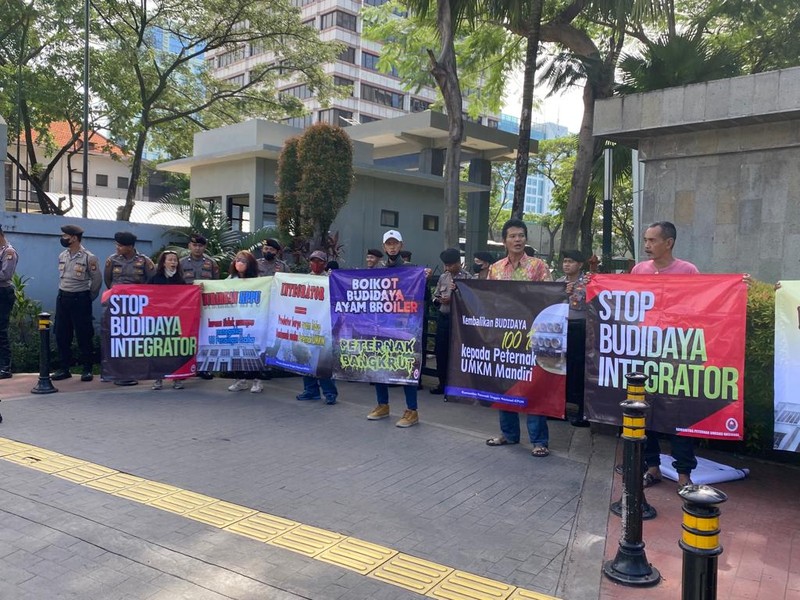 Sebanyak 50 peternak ayam yang tergabung dalam Komunitas Peternak Unggas Nasional (KPUN) menggelar aksi demo hari ini Jumat (14/4/2023) di depan gedung Kementerian Perdagangan. Sebanyak 50 peternak ayam yang tergabung dalam Komunitas Peternak Unggas Nasional (KPUN) menggelar aksi demo hari ini Jumat (14/4/2023) di depan gedung Kementerian Perdagangan. (Dok. Alvino Antonio/ Komunitas Peternak Unggas Nasional)
