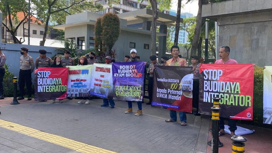 Sebanyak 50 peternak ayam yang tergabung dalam Komunitas Peternak Unggas Nasional (KPUN) menggelar aksi demo hari ini Jumat (14/4/2023) di depan gedung Kementerian Perdagangan. (Dok. Alvino Antonio/ Komunitas Peternak Unggas Nasional)