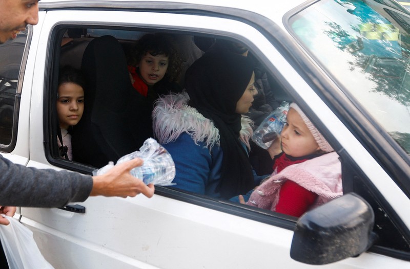 Seorang pria Kristen Palestina Ehab Ayyad menawarkan kurma dan air kepada umat Islam yang terjebak kemacetan atau terlambat pulang untuk berbuka puasa selama Ramadhan, di Kota Gaza 12 April 2023. Seorang pria Kristen Palestina Ehab Ayyad menawarkan kurma dan air kepada umat Islam yang terjebak kemacetan atau terlambat pulang untuk berbuka puasa selama Ramadhan, di Kota Gaza 12 April 2023. (REUTERS/Ibraheem Abu Mustafa)