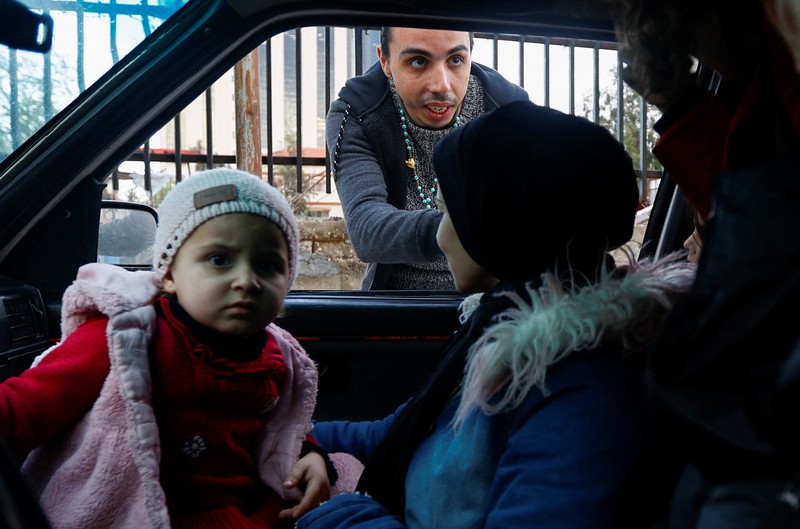 Seorang pria Kristen Palestina Ehab Ayyad menawarkan kurma dan air kepada umat Islam yang terjebak kemacetan atau terlambat pulang untuk berbuka puasa selama Ramadhan, di Kota Gaza 12 April 2023. Seorang pria Kristen Palestina Ehab Ayyad menawarkan kurma dan air kepada umat Islam yang terjebak kemacetan atau terlambat pulang untuk berbuka puasa selama Ramadhan, di Kota Gaza 12 April 2023. (REUTERS/Ibraheem Abu Mustafa)