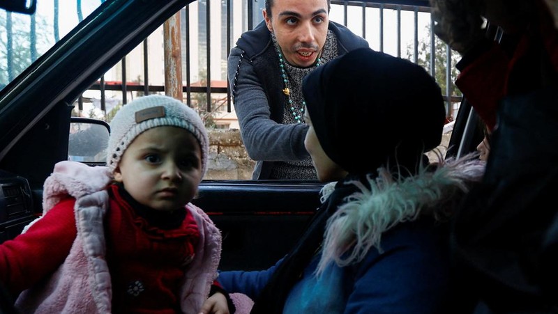 Seorang pria Kristen Palestina Ehab Ayyad menawarkan kurma dan air kepada umat Islam yang terjebak kemacetan atau terlambat pulang untuk berbuka puasa selama Ramadhan, di Kota Gaza 12 April 2023. (REUTERS/Ibraheem Abu Mustafa)