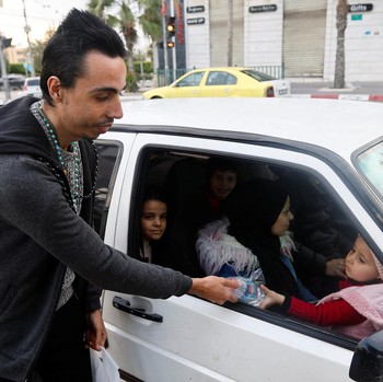 Potret Pria Kristiani Asal Palestina Berbagi Takjil di Gaza