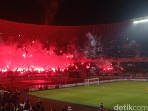 Persib Kembali Kena Denda Rp250 Juta Akibat Flare Bobotoh