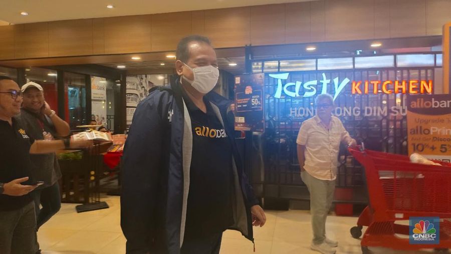 Chairul Tanjung di Transmart Cempaka Putih, Jakarta dalam program Transmart Full Day Sale, Sabtu (15/4/2023). (CNBC Indonesia/Martya Rizky)