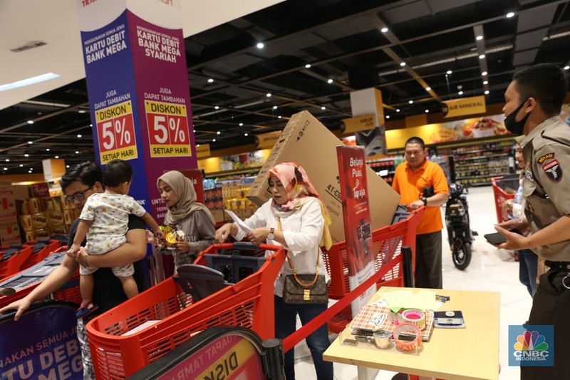 Gerai elektronik transmart Juanda Bekasi dipadati oleh pengunjung pada (15/4/2023) untuk berburu Full Day Sale Transmart hingga Pukul 24.00 waktu setempat. (CNBC Indonesia/Tias Budiarto) Gerai elektronik transmart Juanda Bekasi dipadati oleh pengunjung pada (15/4/2023) untuk berburu Full Day Sale Transmart hingga Pukul 24.00 waktu setempat. (CNBC Indonesia/Tias Budiarto)