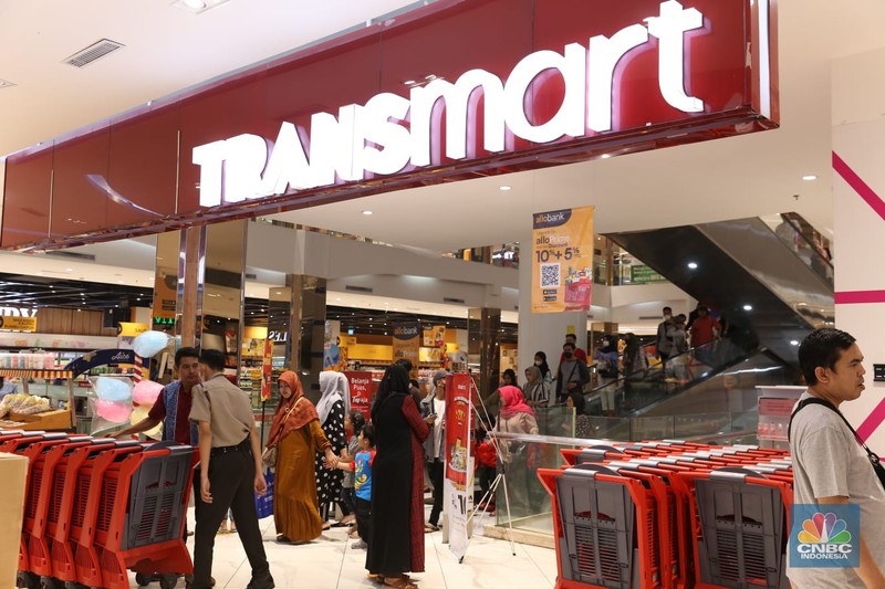 Gerai elektronik transmart Juanda Bekasi dipadati oleh pengunjung pada (15/4/2023) untuk berburu Full Day Sale Transmart hingga Pukul 24.00 waktu setempat. (CNBC Indonesia/Tias Budiarto)